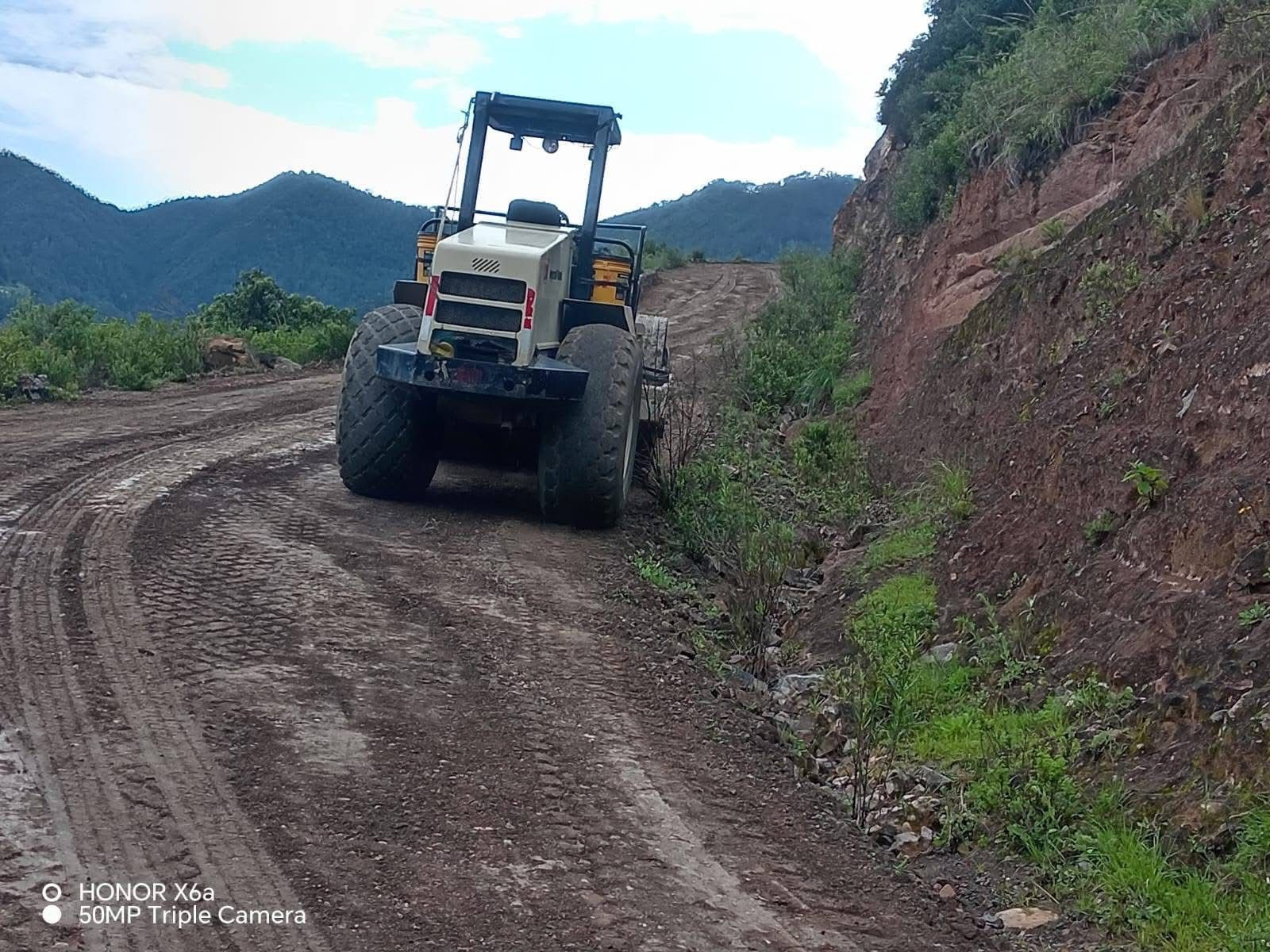 Se continúa con los trabajos de rehabilitación del camino Santa Inés Morelos